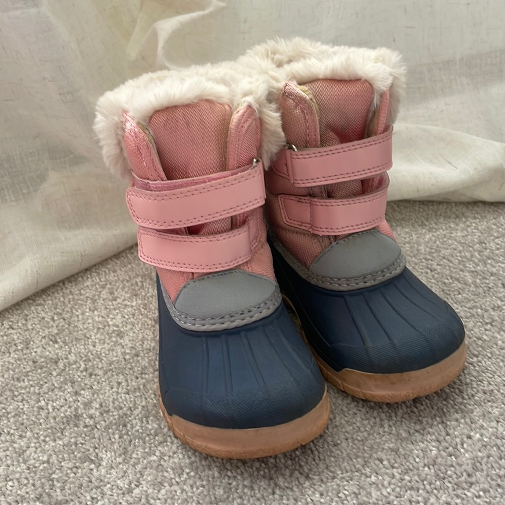 Carters size 6 snow boots